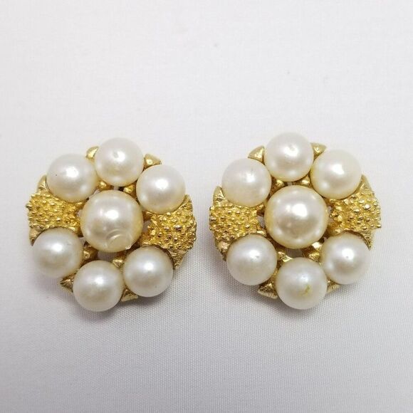 Vintage Faux Pearl and Gold Tone Cluster Clip On Earrings, Classic Retro Design - Picture 5 of 6